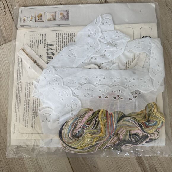 Vintage CM Hallmark Betsey Clarke Crewel Pillow Kit #7928 Betsey's Wish NEW 1972 - Picture 3 of 4